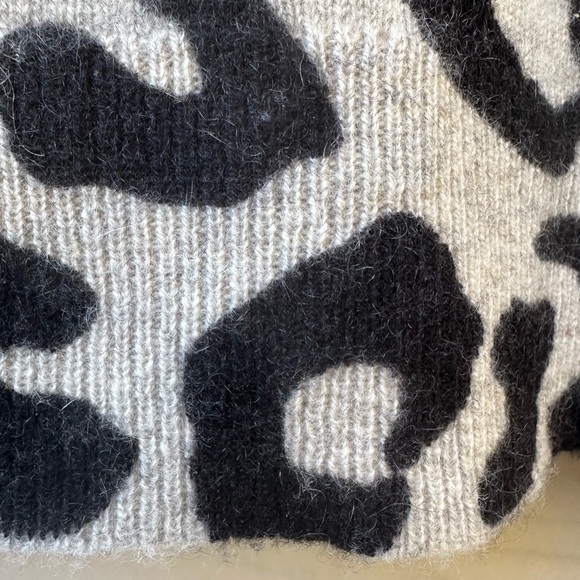 White + Warren Gray Animal Print 100% Cashmere Sweater Womens Size Small - Picture 5 of 9